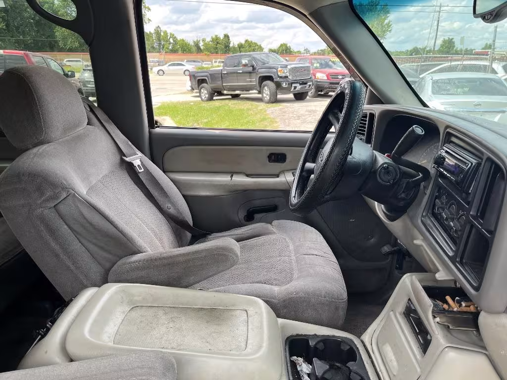 2000 Chevrolet Tahoe - 1GNEC13TXYJ111774 - Image #2