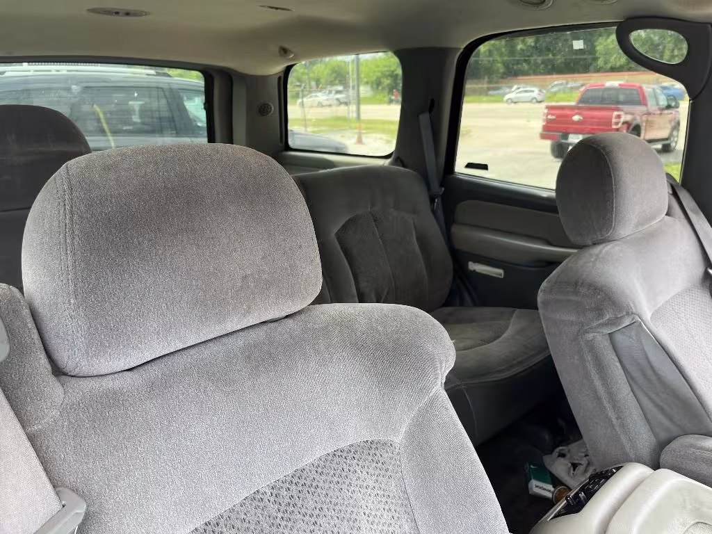 2000 Chevrolet Tahoe - 1GNEC13TXYJ111774 - Image #3