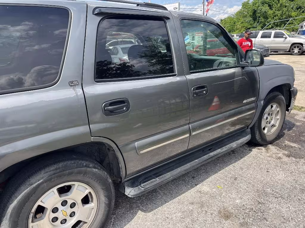 2000 Chevrolet Tahoe - 1GNEC13TXYJ111774 - Image #4