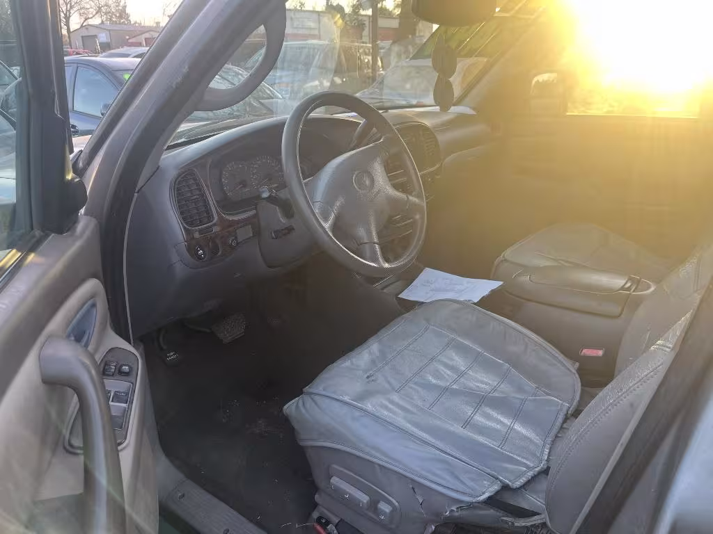 2001 Toyota Sequoia - 5TDZT34A81S013418 - Image #2