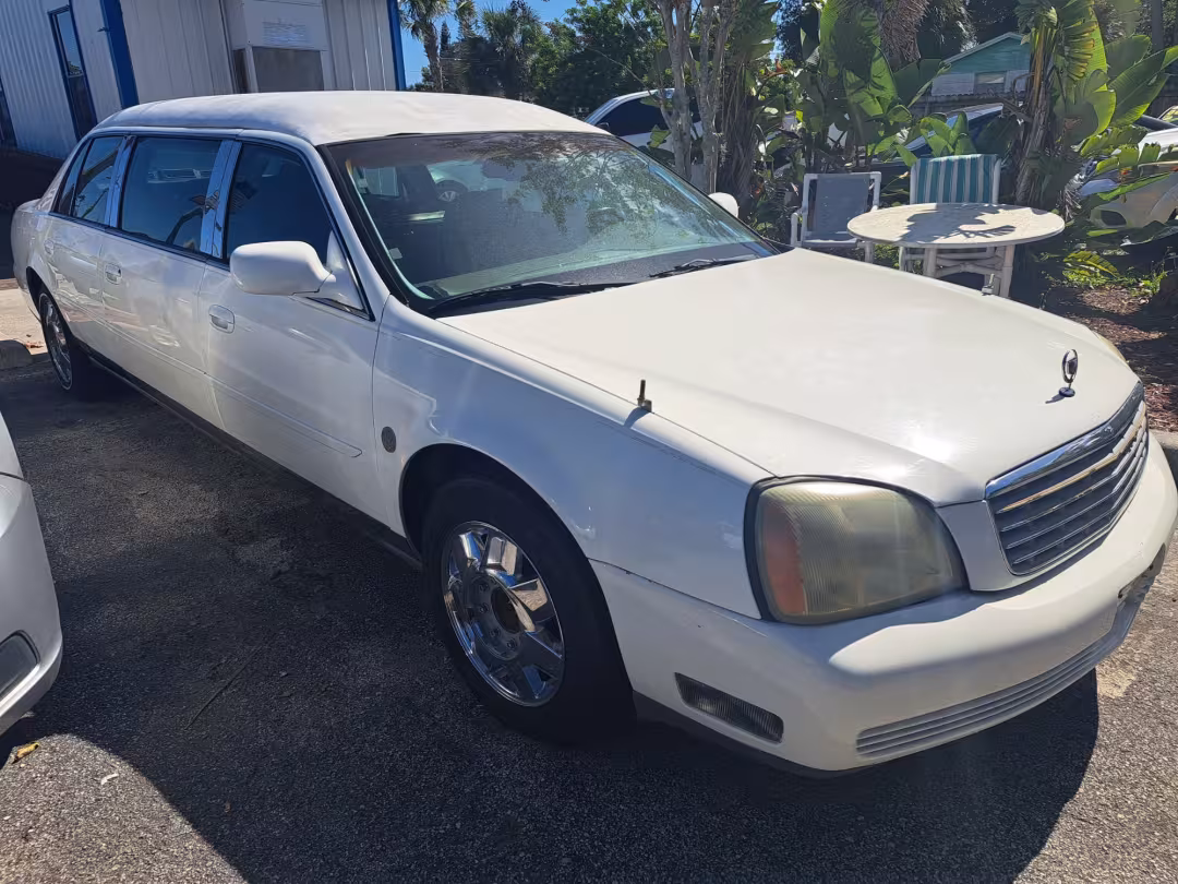 2004 Cadillac Krystal Koach - 1GEEH90Y84U550688 - Image #2