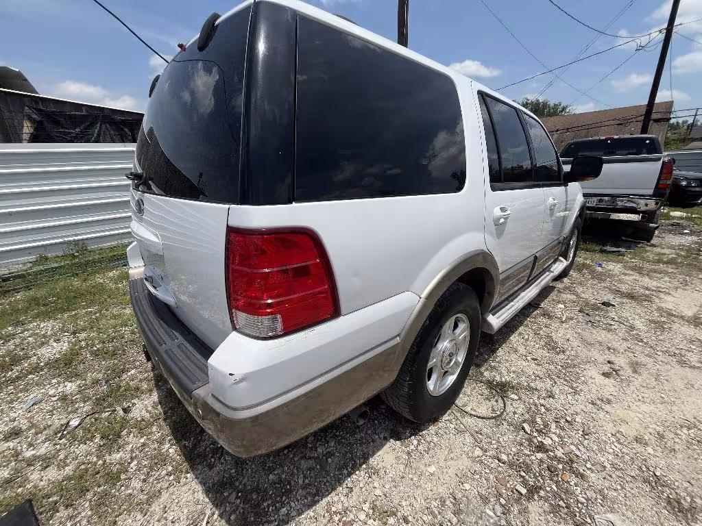 2004 Ford Expedition - 1FMFU17LX4LB77613 - Image #2