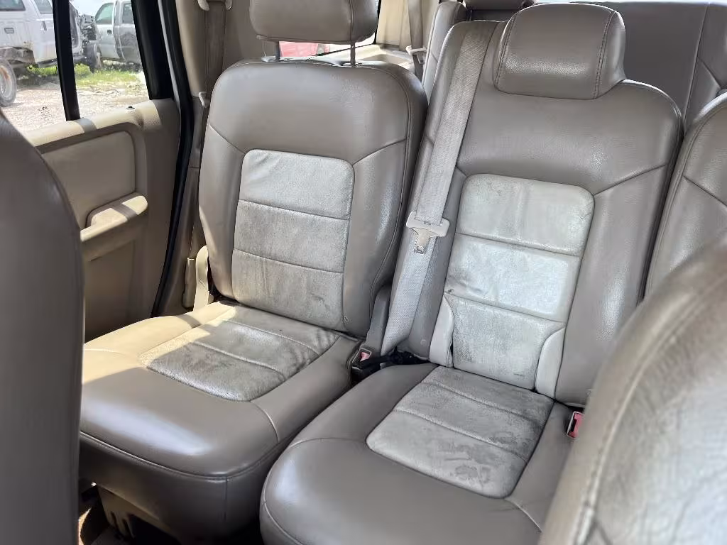 2004 Ford Expedition - 1FMFU17LX4LB77613 - Image #4