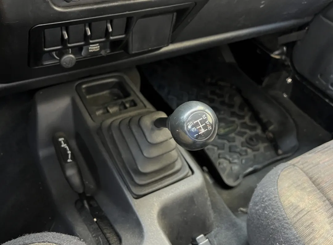 2004 Jeep Wrangler - 1J4FA39S24P725040 - Image #4