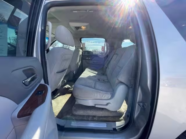2007 GMC Yukon XL - 1GKFC16017J246112 - Image #12