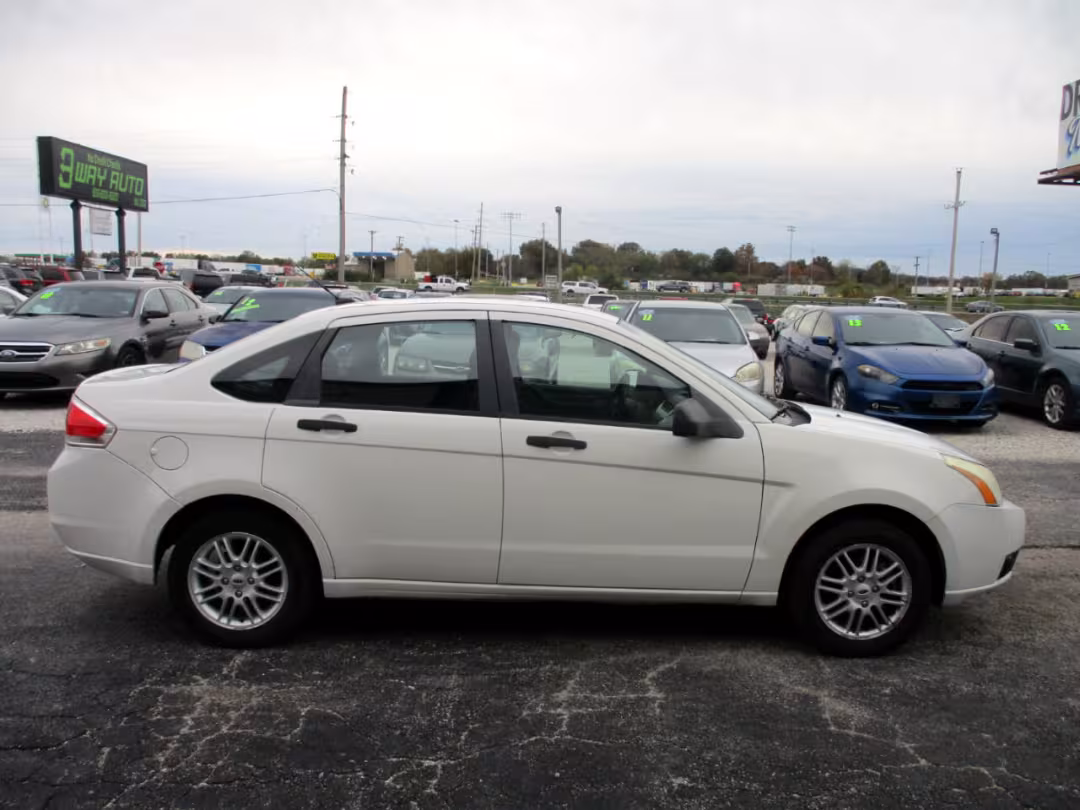 2009 Ford Focus - 1FAHP35N99W133800 - Image #4