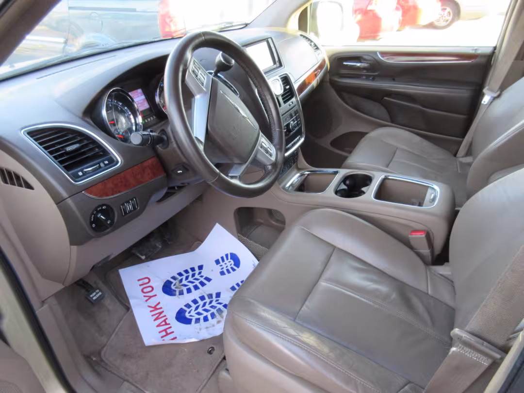 2011 Chrysler Town &amp; Country - 2A4RR6DG7BR785885 - Image #1