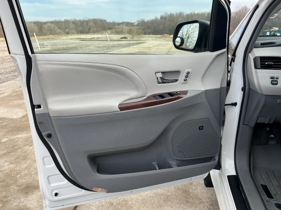 2013 Toyota Sienna - 5TDYK3DC0DS332770 - Image #17