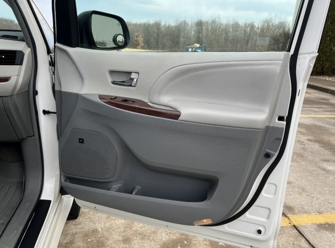 2013 Toyota Sienna - 5TDYK3DC0DS332770 - Image #19