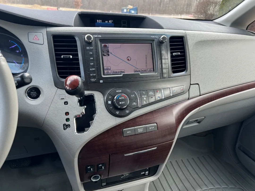 2013 Toyota Sienna - 5TDYK3DC0DS332770 - Image #30