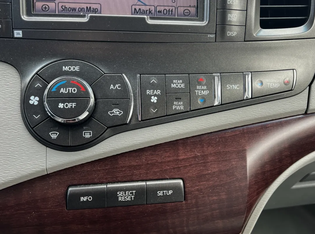 2013 Toyota Sienna - 5TDYK3DC0DS332770 - Image #31