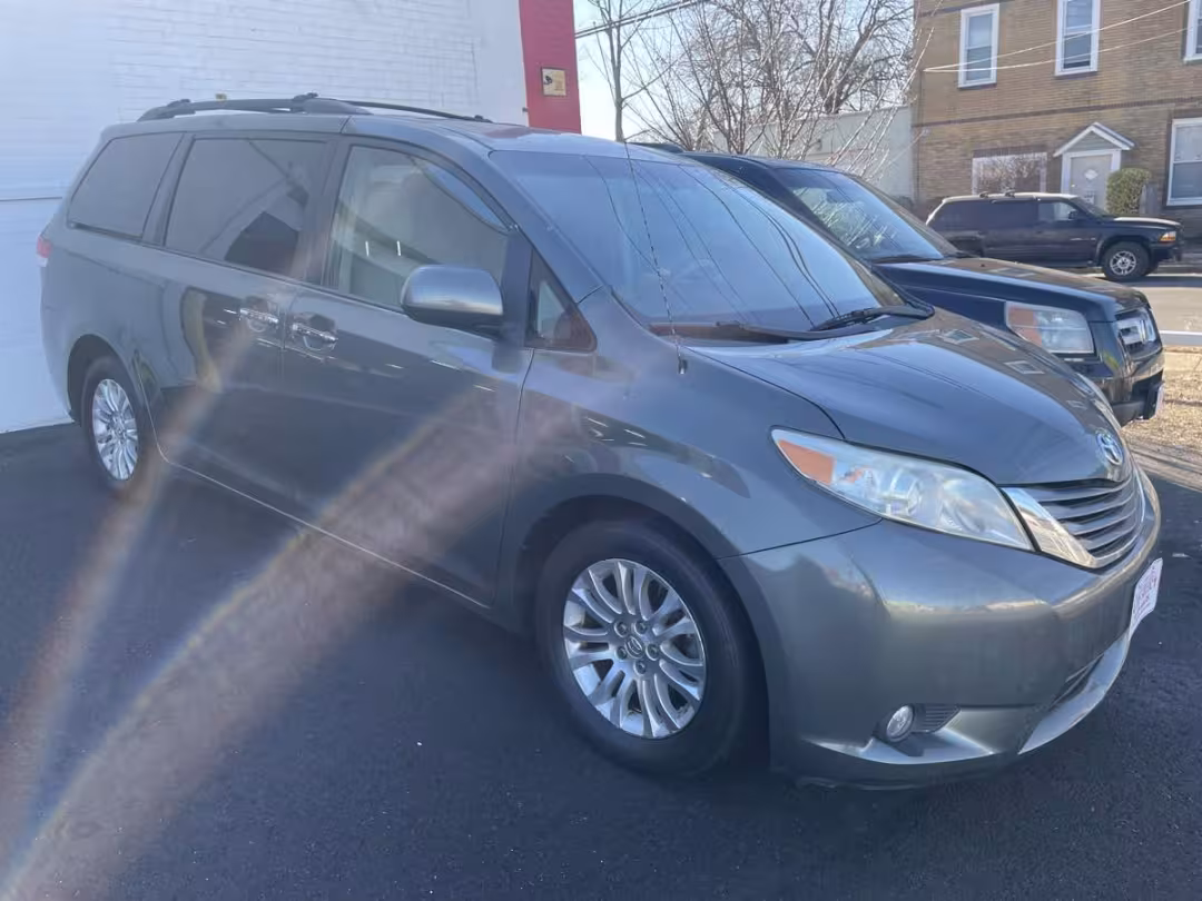 2013 Toyota Sienna - 5TDYK3DC7DS390827 - Image #3
