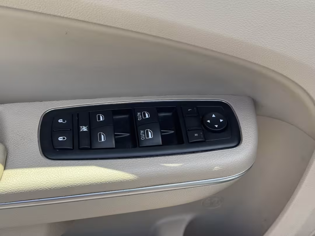 2014 Chrysler 300 - 2C3CCAAG3EH377600 - Image #13