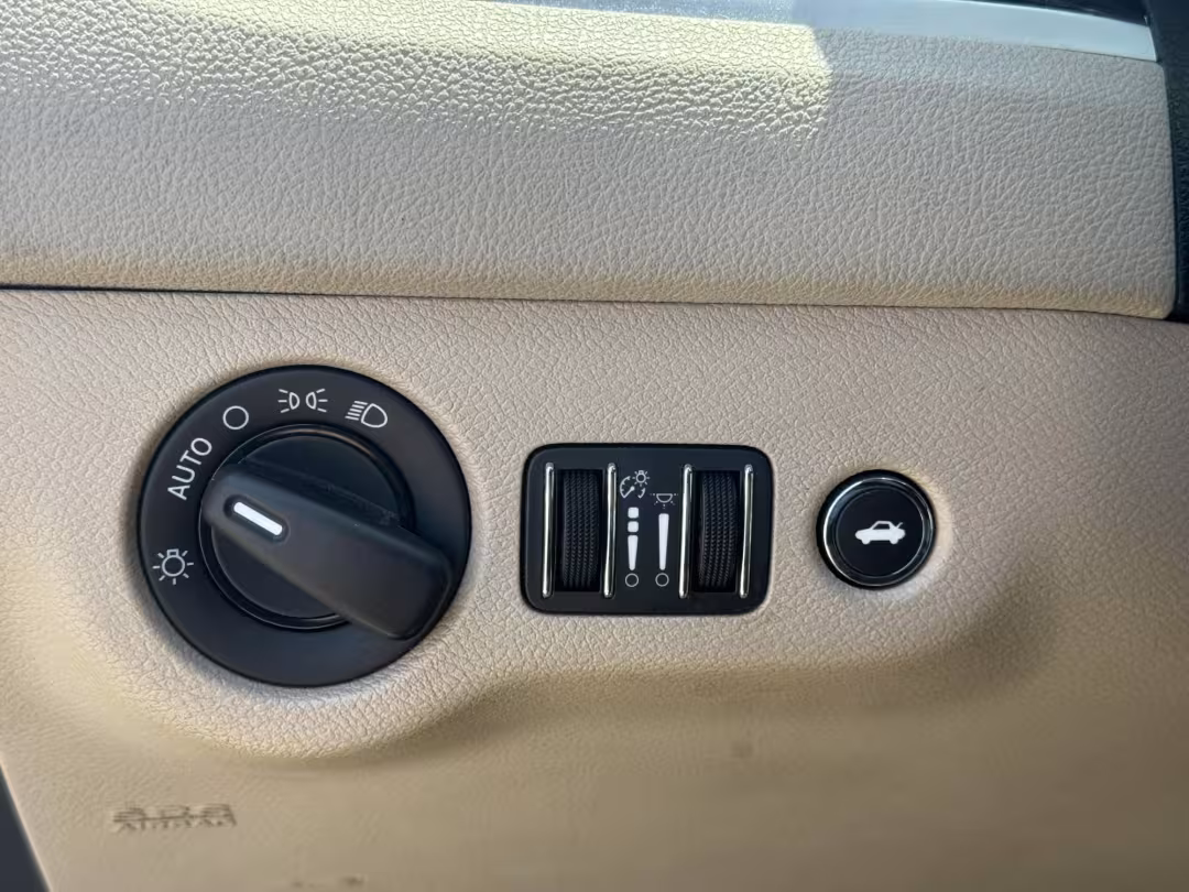 2014 Chrysler 300 - 2C3CCAAG3EH377600 - Image #14