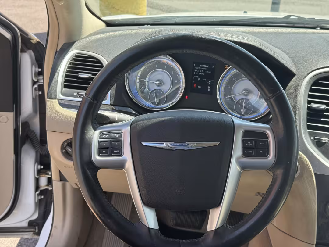 2014 Chrysler 300 - 2C3CCAAG3EH377600 - Image #16