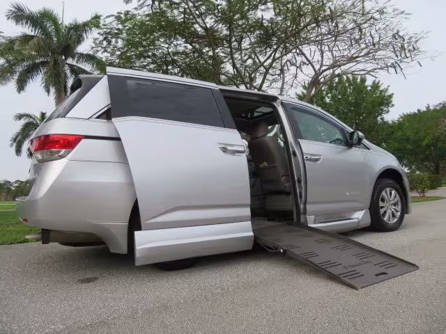 2014 Honda Odyssey - 5FNRL5H68EB083142 - Image #2