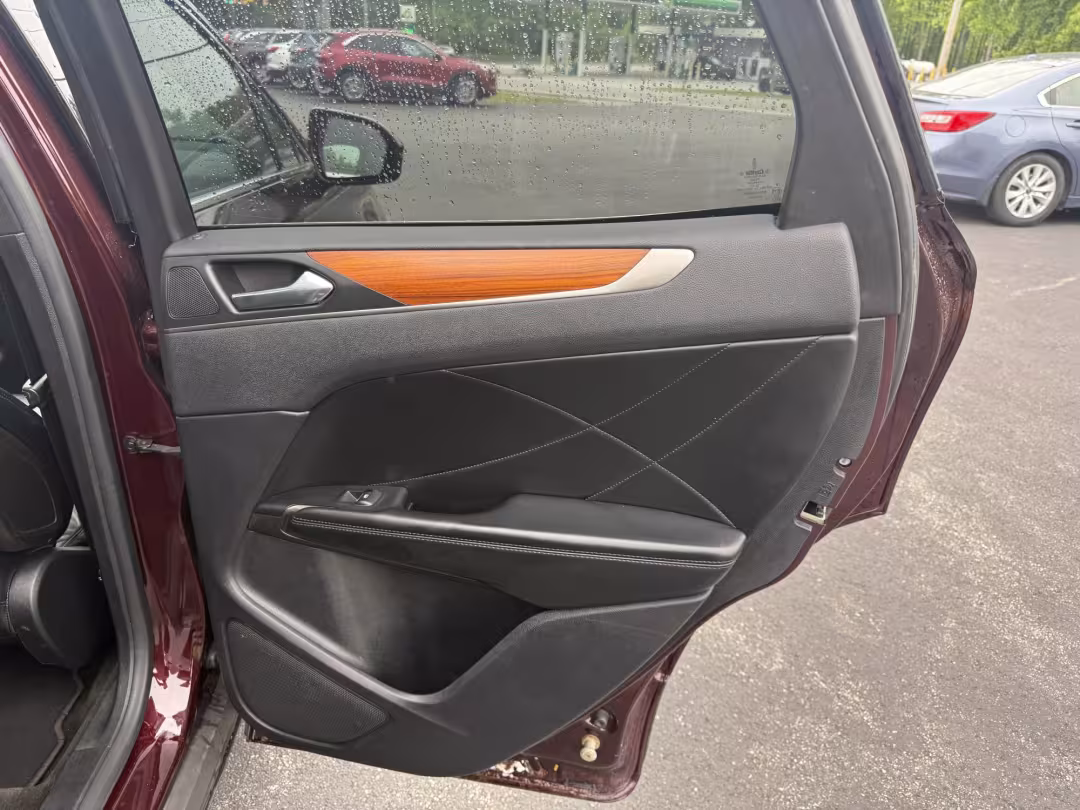 2016 Lincoln MKC - 5LMCJ3D98GUJ21066 - Image #34