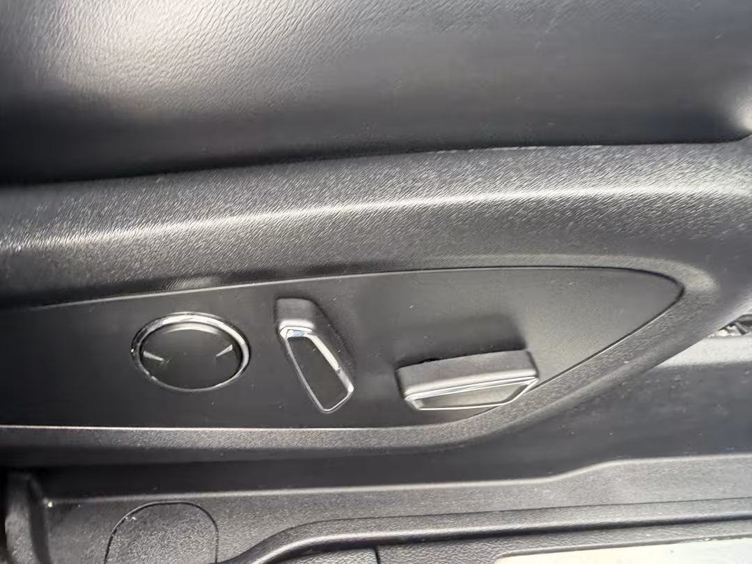 2016 Lincoln MKC - 5LMCJ3D98GUJ21066 - Image #36