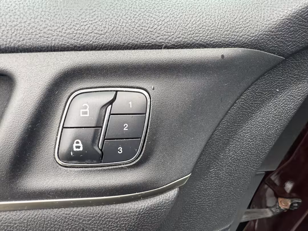 2016 Lincoln MKC - 5LMCJ3D98GUJ21066 - Image #9