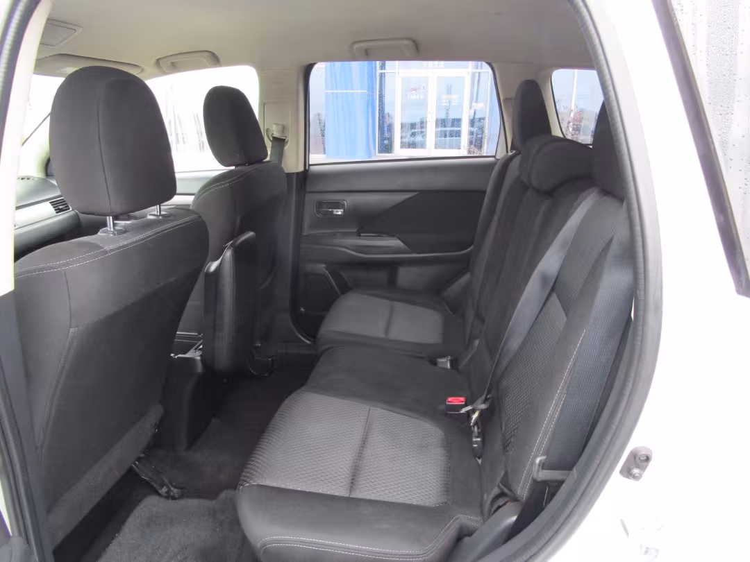 2016 Mitsubishi Outlander - JA4AD2A36GZ051502 - Image #9