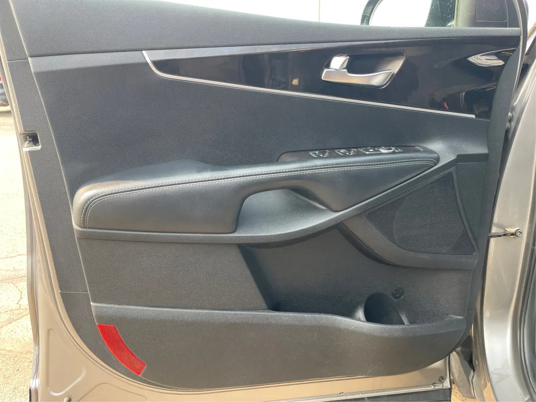 2017 Kia Sorento - 5XYPG4A3XHG265332 - Image #19