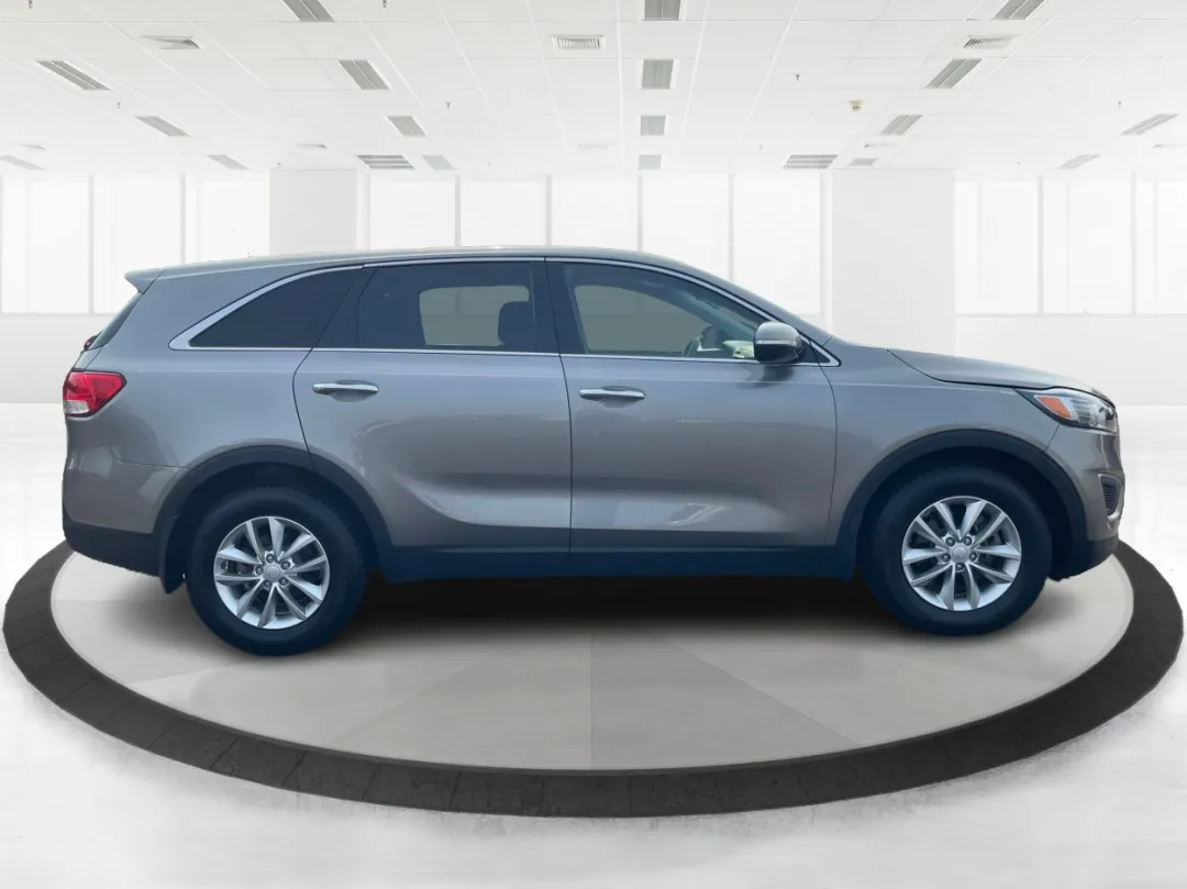 2017 Kia Sorento - 5XYPG4A3XHG265332 - Image #2