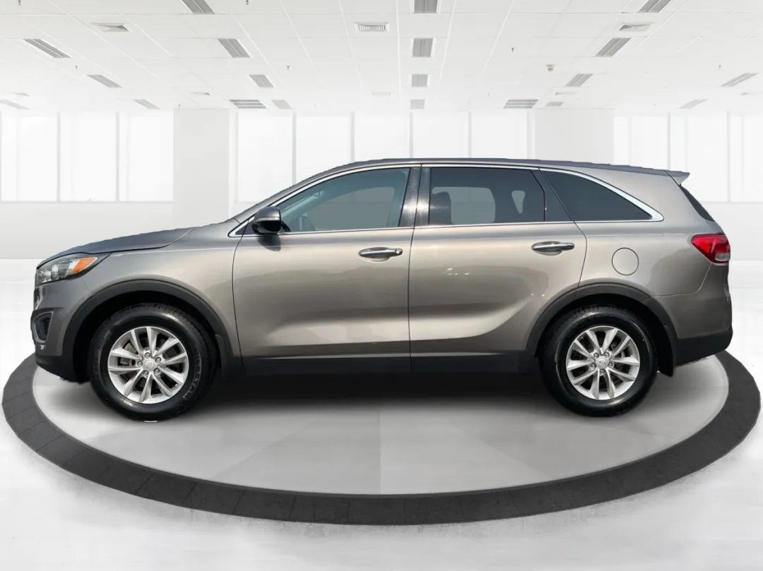 2017 Kia Sorento - 5XYPG4A3XHG265332 - Image #6