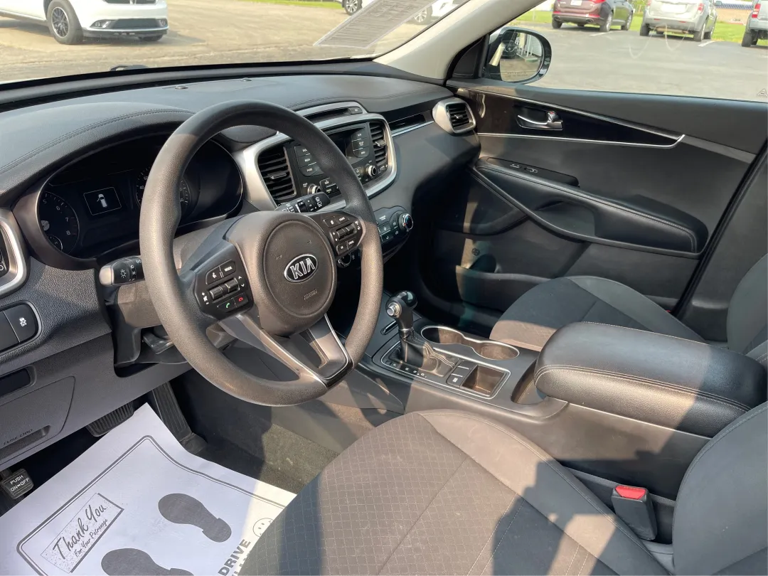 2017 Kia Sorento - 5XYPG4A3XHG265332 - Image #9