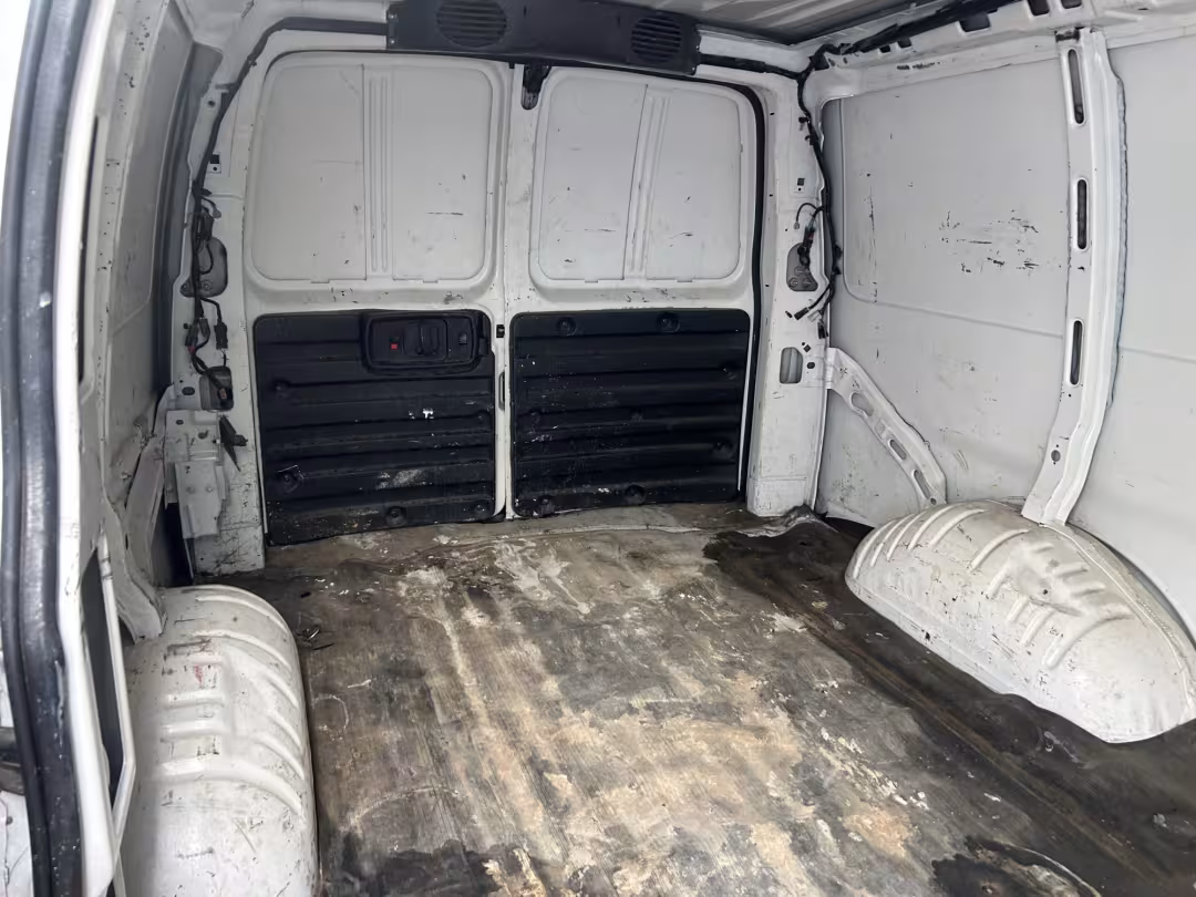 2018 Chevrolet Express - 1GCWGAFG5J1343088 - Image #9