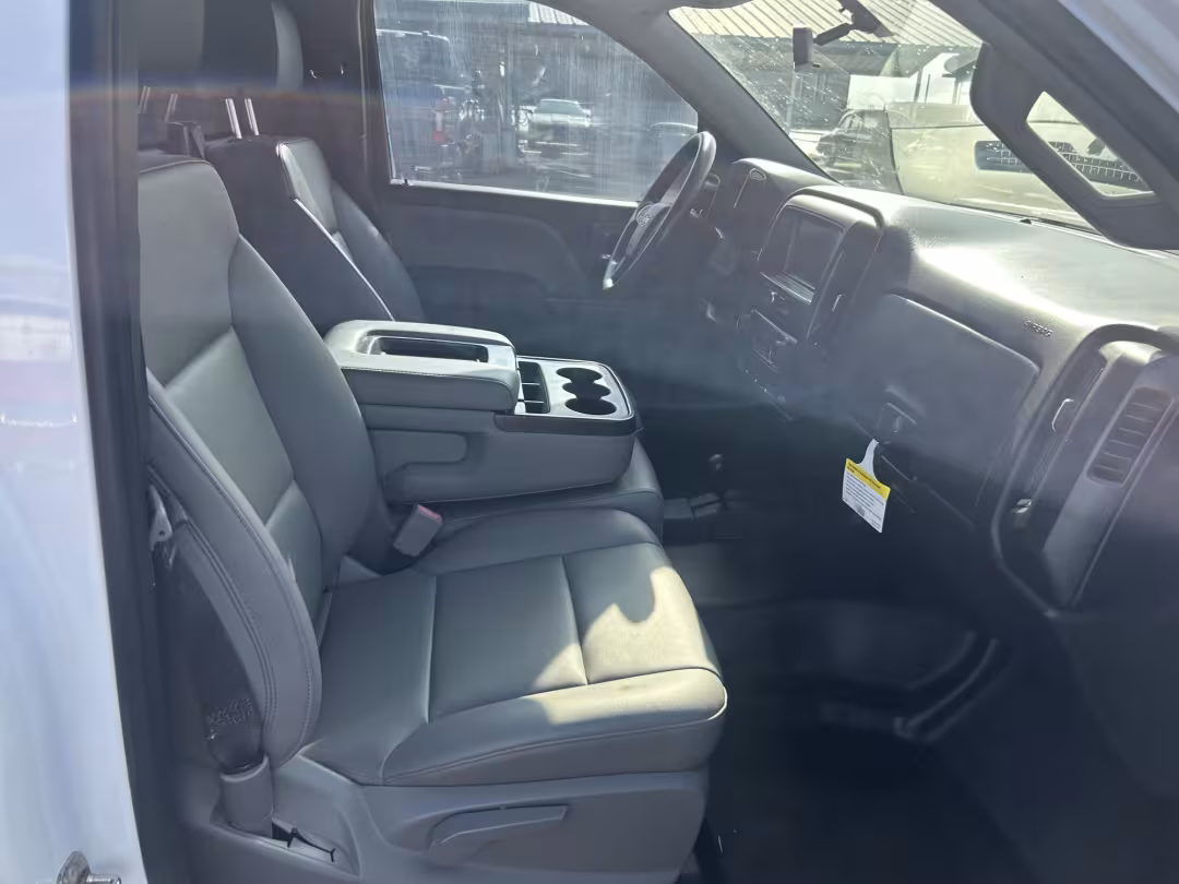 2018 Chevrolet Silverado 1500 - 1GCNKNECXJZ219982 - Image #3