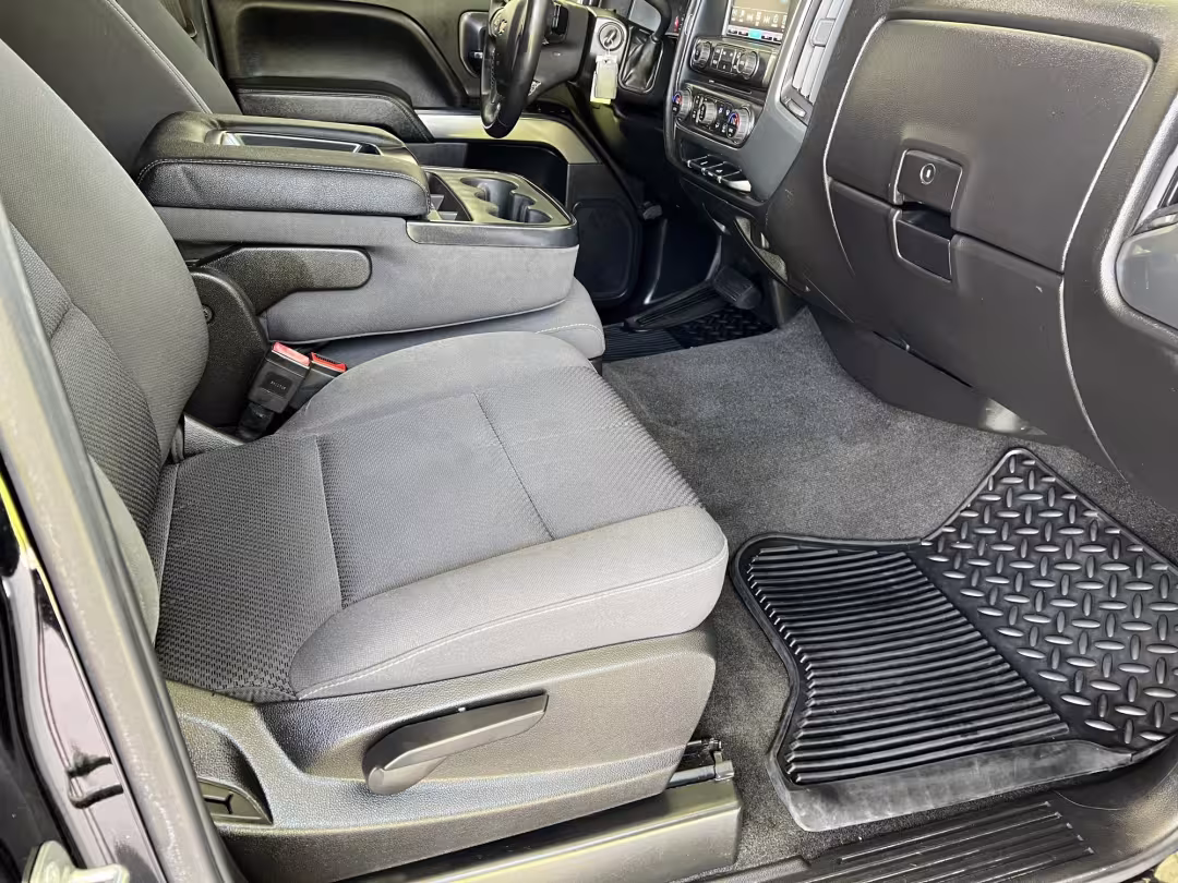 2018 Chevrolet Silverado 1500 - 1GCRCREC3JZ220929 - Image #11