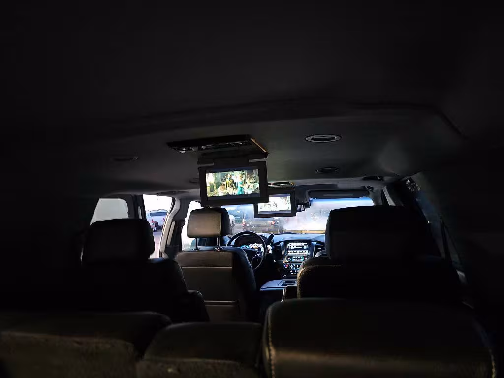 2018 Chevrolet Suburban - 1GNSKJKC9JR213033 - Image #10