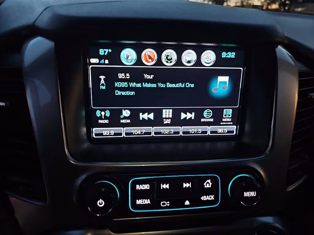 2018 Chevrolet Suburban - 1GNSKJKC9JR213033 - Image #11