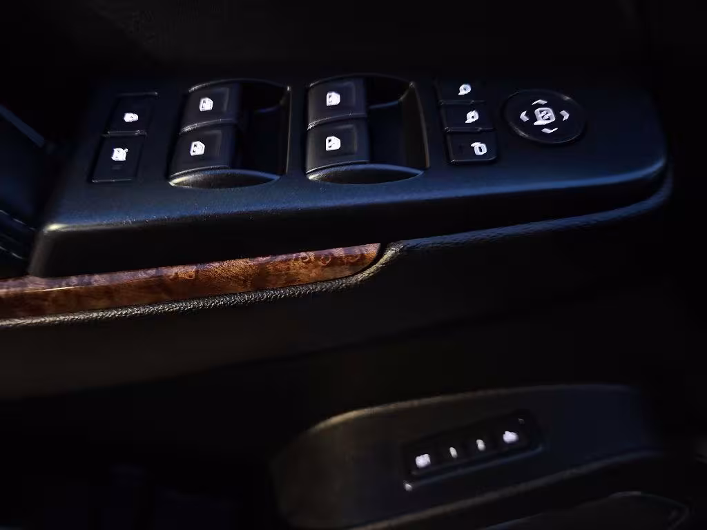 2018 Chevrolet Suburban - 1GNSKJKC9JR213033 - Image #12