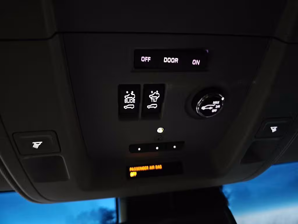 2018 Chevrolet Suburban - 1GNSKJKC9JR213033 - Image #13