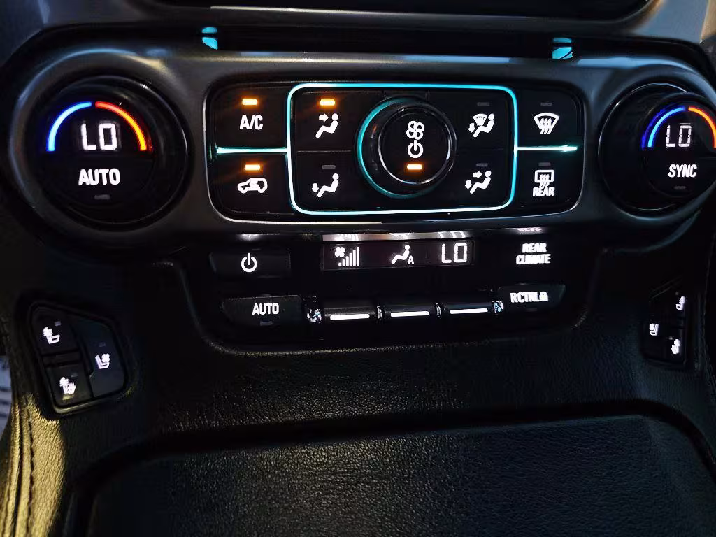 2018 Chevrolet Suburban - 1GNSKJKC9JR213033 - Image #14