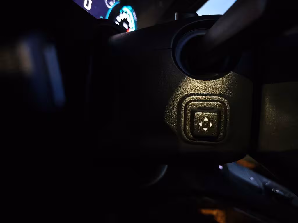 2018 Chevrolet Suburban - 1GNSKJKC9JR213033 - Image #18