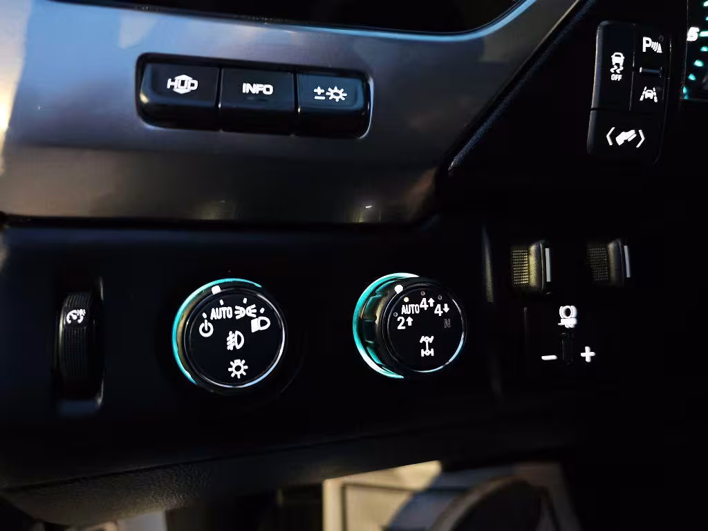 2018 Chevrolet Suburban - 1GNSKJKC9JR213033 - Image #19