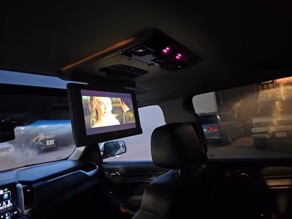 2018 Chevrolet Suburban - 1GNSKJKC9JR213033 - Image #8