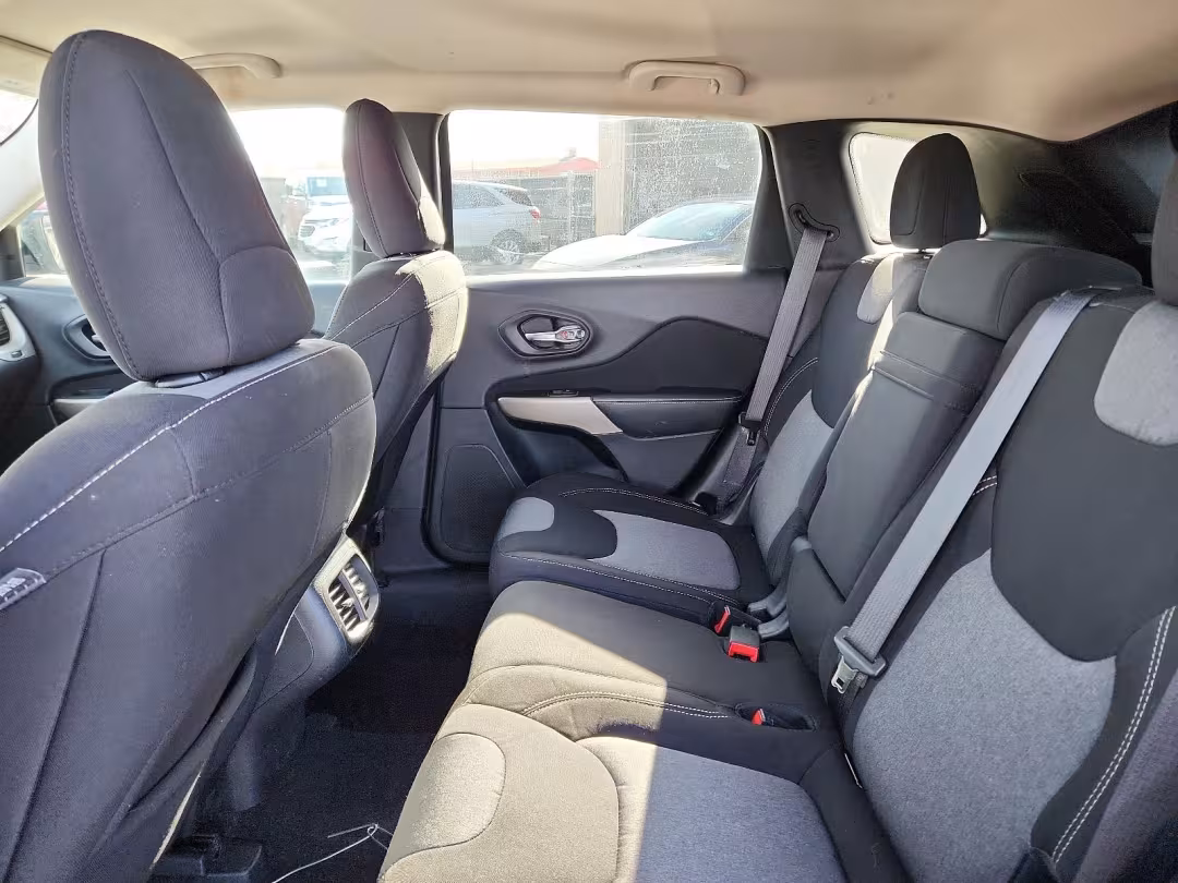 2018 Jeep Cherokee - 1C4PJLCB3JD566867 - Image #4