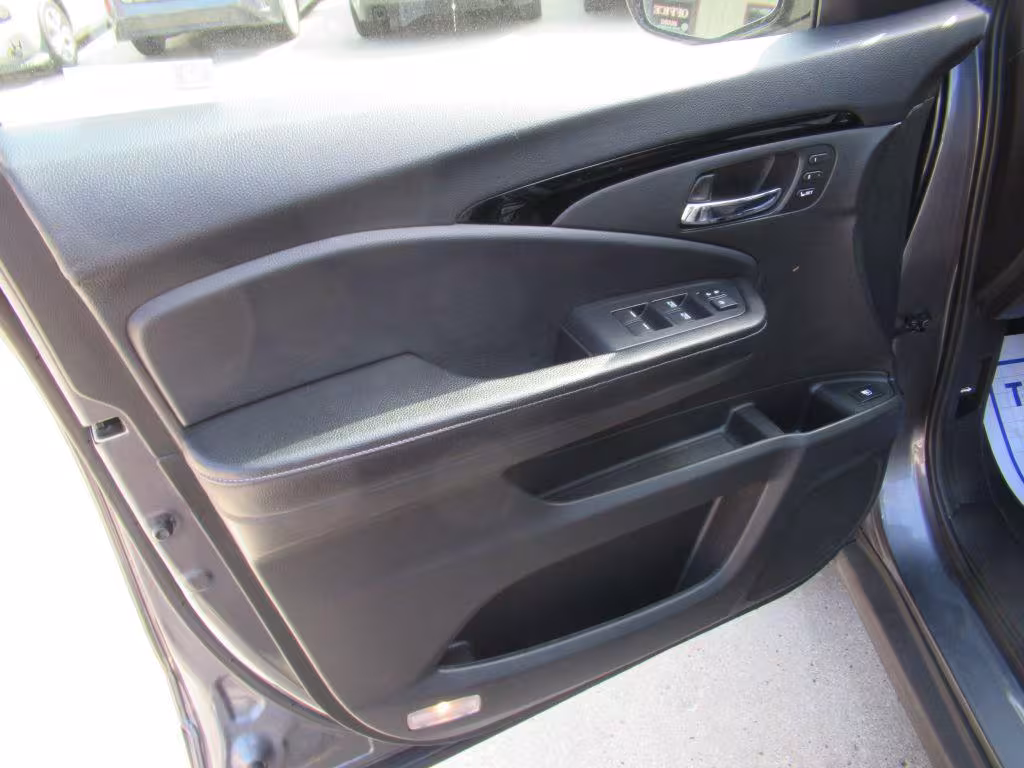 2019 Honda Ridgeline - 5FPYK3F7XKB016656 - Image #9
