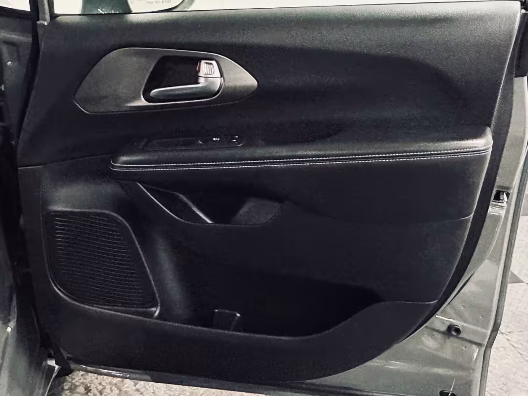 2020 Chrysler Pacifica - 2C4RC3BG3LR290755 - Image #27