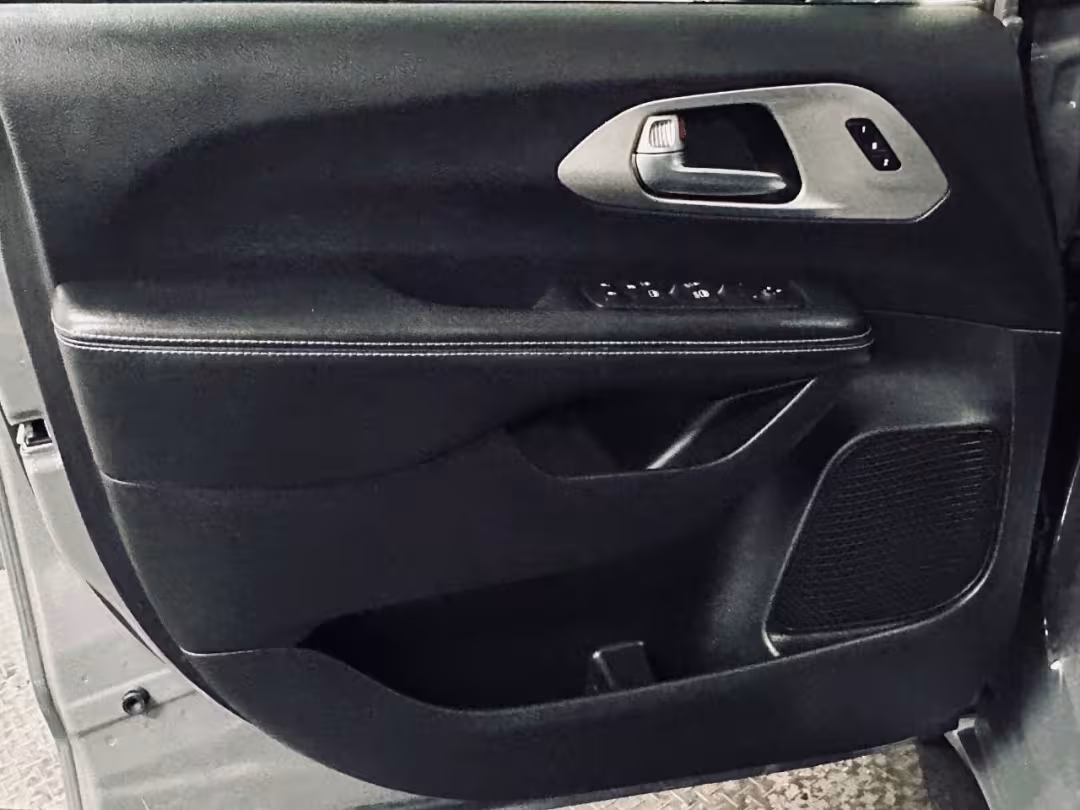 2020 Chrysler Pacifica - 2C4RC3BG3LR290755 - Image #28