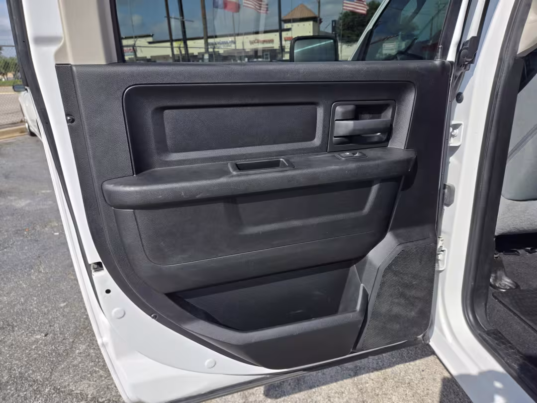2020 Ram 1500 Classic - 3C6RR7KG5LG131772 - Image #11
