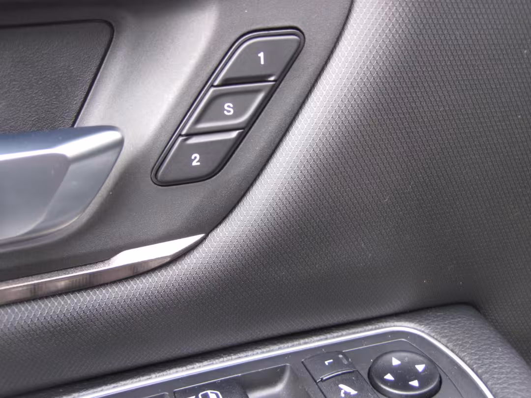 2021 Ram 1500 - 1C6SRFLT9MN588570 - Image #12