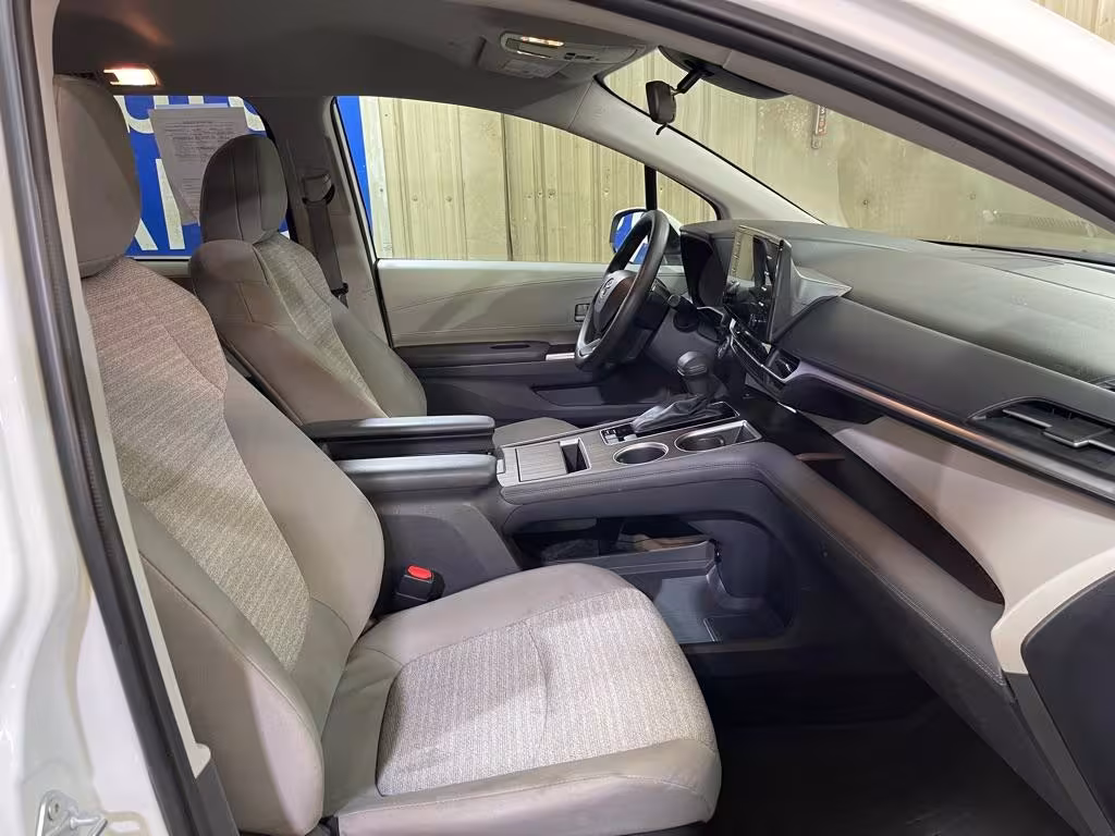 2022 Toyota Sienna - 5TDKRKEC6NS115817 - Image #3