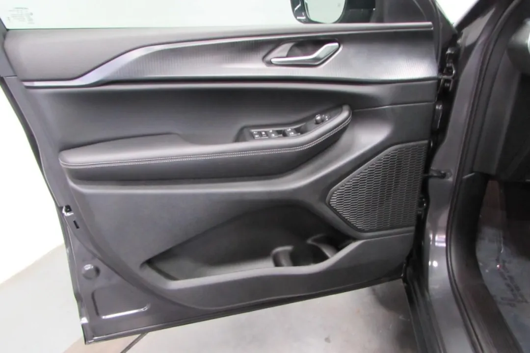 2025 Jeep Grand Cherokee - 1C4RJHAG0SC307765 - Image #11
