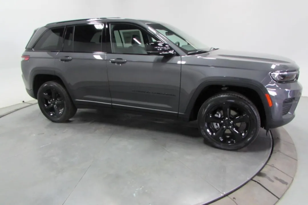 2025 Jeep Grand Cherokee - 1C4RJHAG0SC307765 - Image #3