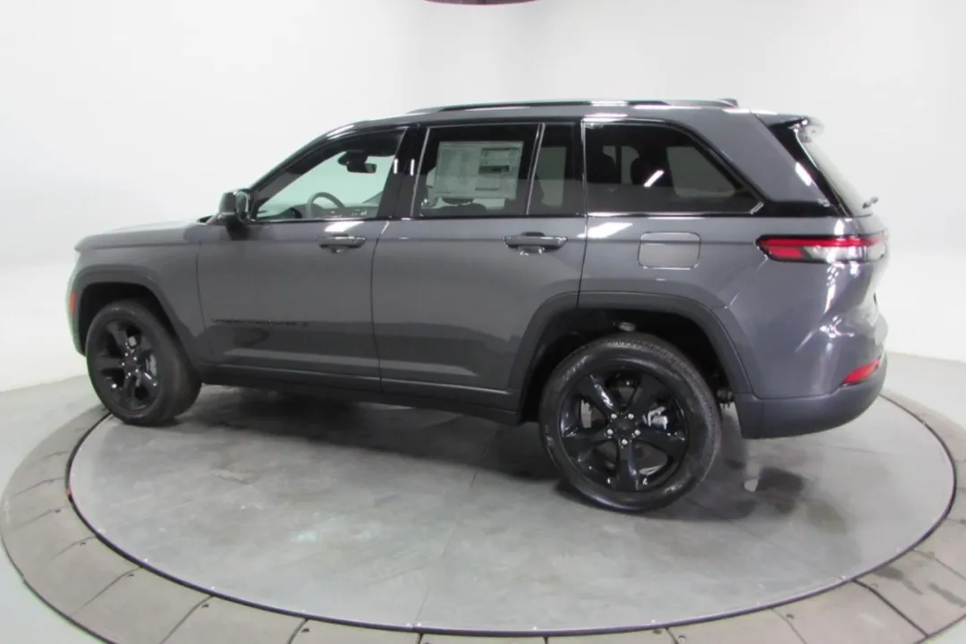2025 Jeep Grand Cherokee - 1C4RJHAG0SC307765 - Image #4