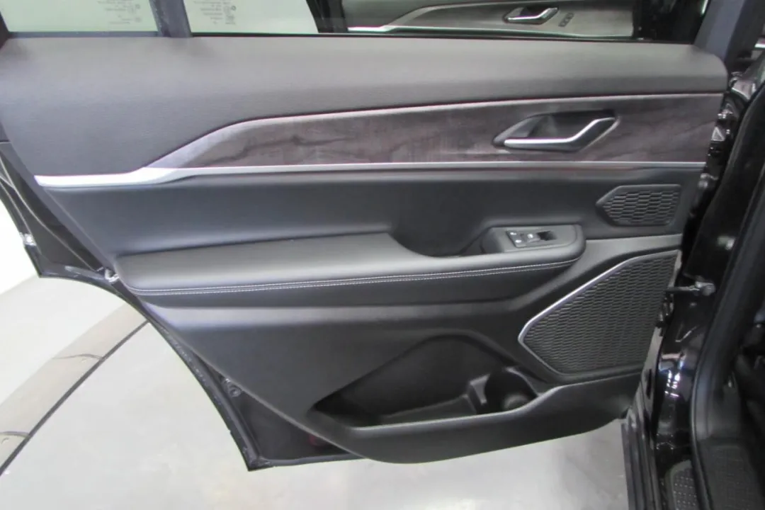 2025 Jeep Grand Cherokee L - 1C4RJKBG3S8657535 - Image #25